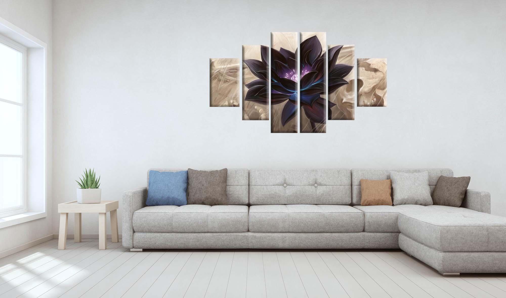 Modulares Bild - schwarze zarte Blume auf braunem Hintergrund